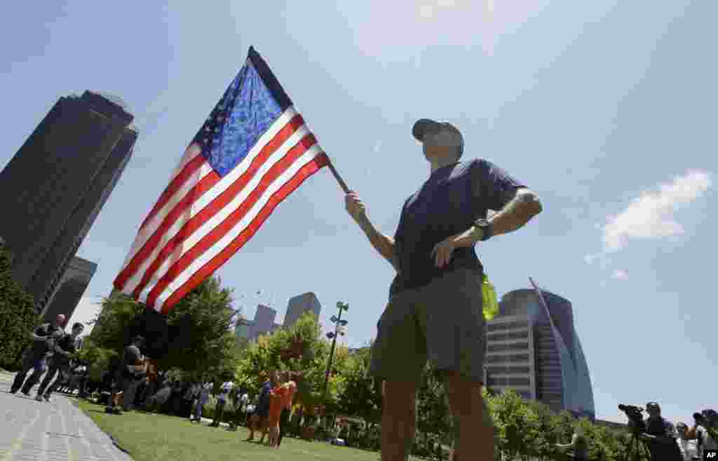 Shugaba Barack Obama Ya Karrama 'Yan Sanda Biyar a Dallas.