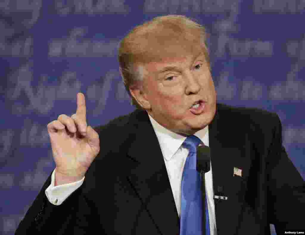 Kandidat presiden AS dari Partai Republik Donald Trump berbicara dalam debat kepresidenan pertama di Hofstra University di Hempstead, New York (26/9).&nbsp;(AP/Patrick Semansky)