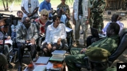 Komisaris Hak Asasi PBB Navi Pillay (tengah) didampingi penasihat khusus penanggulangan masalah genosida, Adama Dieng (kiri) saat menemui mantan Wakil Presiden yang kini menjadi pemimpin pemberontak Sudan Selatah, Riek Machar (kanan) di lokasi yang tidak disebutkan di Sudan Selatan (Foto: AP/