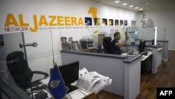 Ал Џезира, која се емитува на арапски и англиски, згасна од етерот во Израел по првична наредба од прекин на сигналот за 45 дена на почетокот на минатиот месец. 