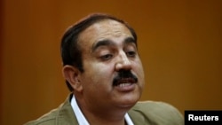 Ghulam Mujtaba Patang memberikan keterangan pada pers setelah diberhentikan dari jabatannya sebagai Menteri Dalam Negeri Afghanistan, di Kabul 22 Juli 2013.