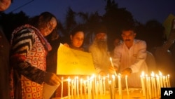 Warga Peshawar menyalakan lilin untuk menghormati para korban pemboman di Quetta, Pakistan (8/8). (AP/Mohammad Sajjad)