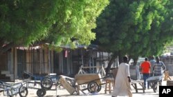 Mutane sun tsere bayan harin kunar bakin waken na, Maiduguri, Najeriya, Talata, Nuwamba 25, 2014.