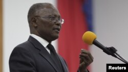 Le président intérimaire Jocelerme Privert