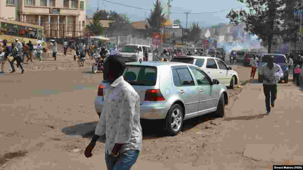 Masu zanga zangar nuna kyamar shugaba Kabila na ci gaba da gudu yayinda yan sanda ke fesa musu borkonon tsofuwa a garin Bukavu, ranar 31 ga watan Yuli na shekarar 2017. 