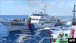 Kapal penjaga pantai China mengejar kapal Vietnam dekat lokasi anjungan minyak Vietnam di Laut China Selatan, lepas pantai Vietnam (1/6).