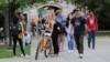 Para mahasiswa berjalan di kampus Universitas Michigan di Ann Arbor, Michigan, sebelum pandemi, 19 September 2018. (Foto: Reuters)