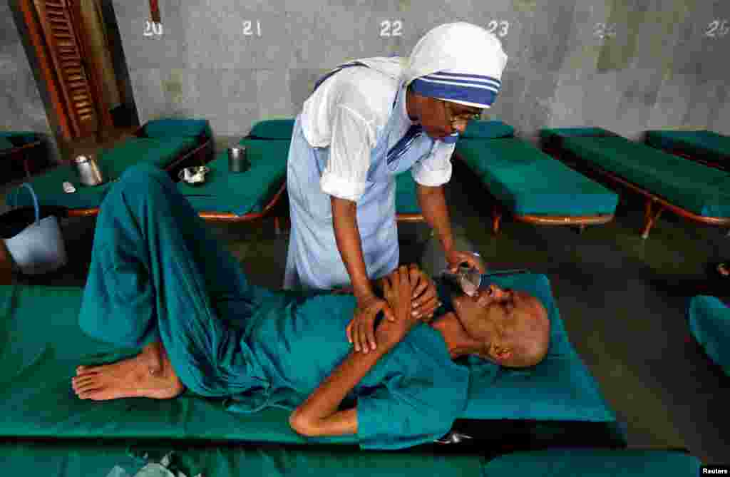 ដូនជីម្នាក់ពីសាសនាទូត Missionaries of Charity មើលអ្នកជំងឺម្នាក់នៅមជ្ឈមណ្ឌល Nirmal Hriday ក្នុងខេត្ត Kolkata ប្រទេសឥណ្ឌា។ មជ្ឈមណ្ឌល Nirmal Hriday ត្រូវបានបង្កើតឡើងដោយដូនជី Mother Teresa។ 