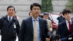 Tatsuya Kato (tengah), mantan kepala biro Seoul surat kabar konservatif Sankei Shimbun, tiba di pengadilan Seoul, Korea Selatan, 27 November 2014 (Foto: dok).