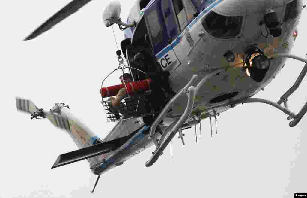 Helikopter polisi membawa korban penembakan dari markas Angkatan Laut Washington. 