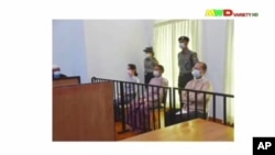 Tangkapan layar dari video Myawaddy TV menunjukkan pemimpin Myanmar yang digulingkan Aung San Suu Kyi (kiri tengah) dan lainnya di depan pengadilan khusus, di Naypyitaw, Myanmar, 24 Mei 2021. (Foto: AP)