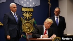 Rais Donald Trump akisaini amri mpya ya kiutendaji 