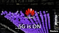 중국 상하이에서 열린 국제모바일박람회 화웨이 전시관에서 5G 통신 장비를 홍보하고 있다.