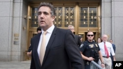 Aliyekuwa wakili na rafiki wa karibu wa rais Dionald Trump, Michael Cohen, anaonekana hapa akiondoka kwenye jengo la mahakama moja ya Manhattan mjini New York siku ya Jumanne baada ya kukiri kuvunja sheria mbalimbali. 