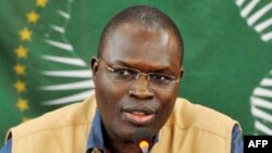 Le maire de Dakar, Khalifa Sall, parle lors d'une conférence de presse à Dakar le 1er mars 2011 .