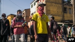 Les gens marchent dans les rues du quartier Isotry à Antananarivo, Madagascar, le 16 mai 2020.