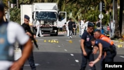 La police française sécurise la zone de l'enquête après l’attentat à l’aide d’un camion lors de la Promenade des Anglais à Nice, France, 15 juillet 2016 . REUTERS / Eric Gaillard 