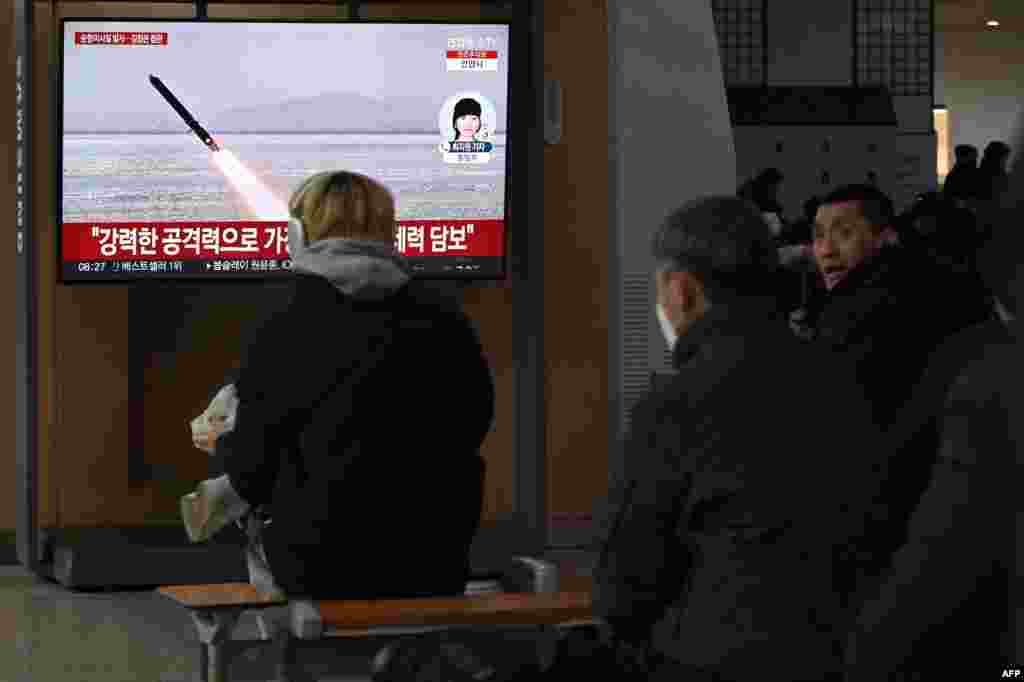 Orang-orang menonton layar televisi yang menayangkan cuplikan berita uji coba peluncuran rudal jelajah strategis terbaru Korea Utara, di sebuah stasiun kereta api di Seoul, Korea Selatan. 