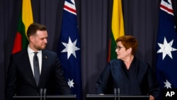 Menteri Luar Negeri Australia Marise Payne, kanan, dan Menlu Lituania Gabrielius Landsbergis mengadakan konferensi pers di Gedung Parlemen di Canberra, Australia, Rabu, 9 Februari 2022. (Lukas Coch/AAP via AP)