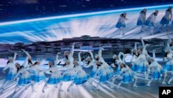 Des danseurs se produisent lors de la cérémonie d'ouverture des Jeux olympiques d'hiver de 2022, le 4 février 2022, à Pékin.