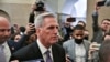 Pemimpin Partai Republik AS Kevin McCarthy (R-CA) dikelilingi oleh wartawan saat ia bertolak dari Kantor Pembicara menuju ruang sidang DPR untuk sesi larut malam dalam pemilihan Ketua DPR di gedung Capitol AS, Washington, D.C., 4 Januari 2023 (REUTERS/Jon Cherry)