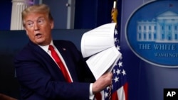 Mantan Presiden AS Donald Trump memegang dokumen saat berbicara di Gedung Putih, Washington DC (foto: dok). 