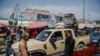 Anggota pasukan Taliban yang berada di atas mobil pick-up berkeliling di area pasar yang dipenuhi oleh para warga Afghanistan di Kote Sangi area, Kabul, pada 17 Agustus 2021. (Foto: AFP/Hoshang Hashimi)