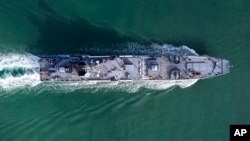 Nan foto sa a ke sevis lapres Ministe Defans La Risi pibliye Jedi 10 Fevriye 2022, yon bato atak fos naval Ris la pran direksyon po Sevastopol la nan Krime. 