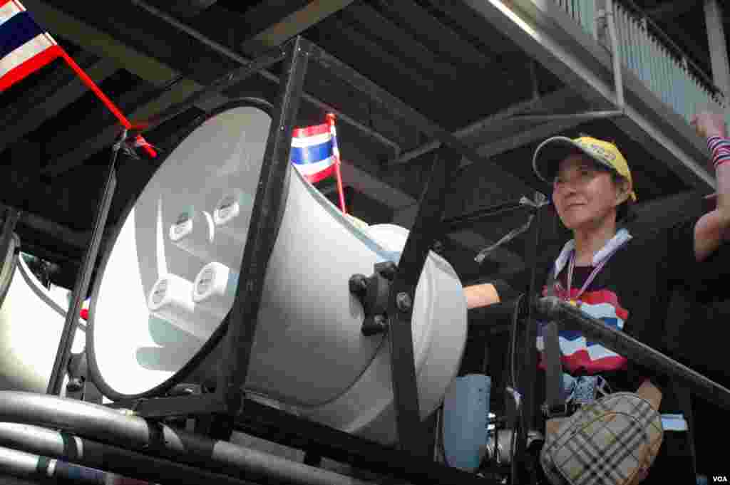 Seorang demonstran anti-pemerintah di atas truk berpengeras suara, menyerukan Perdana Menteri untuk "keluar" di Bangkok. (VOA/Steve Herman)
