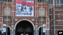 Museum Rijks, Museum Nasional di Amsterdam dengan menampilkan poster pameran, “Revolusi! Indonesia Merdeka”, Rabu, 9 Februari 2022. (AP/Mike Corder)