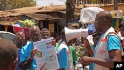 Petugas kesehatan memberikan penjelasan mengenai virus ebola di Conakry, Guinea (foto: dok).