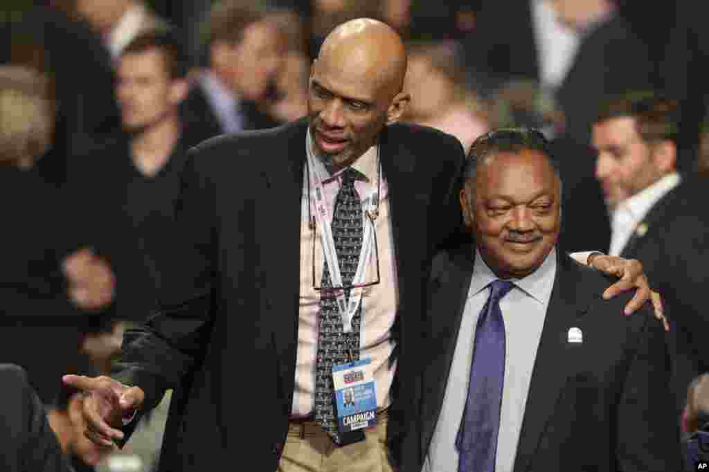 អតីតកីឡាករបាល់បោះ NBA លោក Kareem Abdul-Jabbar ឈេជាមួយនឹងលោក Jesse Jackson, Jr. មុនការជជែកដេញដោលដណ្តើមតំណែងប្រធានាធិបតីលើកទីបីនៅមហាវិទ្យាល័យ University of Nevada, Las Vegas (UNLV) ក្នុងក្រុង Las Vegas កាលពីថ្ងៃទី១៩ ខែតុលា ឆ្នាំ២០១៦។