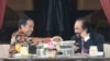 FILE - Presiden Joko Widodo saat menerima kunjungan Ketua Umum Partai Nasdem Surya Paloh di teras Istana Merdeka Jakarta, 22 November 2016. (Biro Pers Kepresidenan)