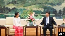 Presiden China Xi Jinxing (kanan) bersama pemimpin pro-demokrasi Myanmar, Aung San Suu Kyi di Beijing (11/9). 