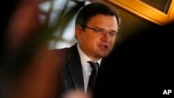 Ministri i Jashtëm i Ukrainës Dmytro Kuleba flet gjatë një konference për shtyp në premisat e një takimi të ministrave të jashtëm të BE-së në Bruksel, të hënën, 21 shkurt 2022