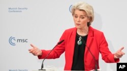 Prezidan Komisyon Ewopeyen an Ursula von der Leyen pran la pawol pandan Konferans Sekirite Munich la nan peyi Almay, Samdi 19 Fevriye 2022. 