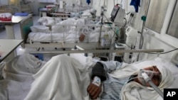 Seorang pasien yang terinfeksi COVID-19 terbaring di ruang perawatan intensif di Rumah Sakit Penyakit Menular Afghanistan-Jepang, di Kabul, Afghanistan, pada 7 Februari 2022. (Foto: AP/Hussien Malla)