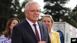 Perdana Menteri Australia Scott Morrison berbicara kepada media saat berkunjung ke Elphinstone Engineering di Triabunna, Tasmania, Selasa, 22 Februari 2022. (Foto: via AP)