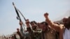 Pemberontak Houthi meneriakkan slogan-slogan saat memakamkan rekan mereka yang tewas akibat serangan udara di Sanaa, Yaman (foto: dok). 