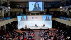 Vis Prezidan Etazini Kamala Harris, a dwat, chita bo kote Direkte Konferans Sekirite Munich la, Wolfgang Ischinger, Samdi 19 Fevriye 2022 nan vil Munich, peyi Almay. 