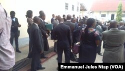 Des avocats en attente de jugement au Tribunal militaire de Yaoundé, Cameroun, 2 février 2017. (VOA/Emmanuel Jules Ntap)
