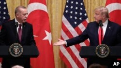 Rais wa Marekani Donald Trump, kulia, na Rais wa Uturuki Recep Tayyip Erdogan wakiwa White House Jumatano Novemba 13, 2019.(AP Photo/ Evan Vucci)