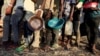 Des réfugiés éthiopiens ayant fui la région du Tigré font la queue pour recevoir une aide alimentaire dans le camp d'Um-Rakoba dans l'État d'Al-Qadarif, à la frontière, au Soudan, le 11 décembre 2020.