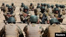 Pasukan Sunni Arab berlatih sebelum bertempur untuk mengambil alih Mosul, di Bashiqa (6/10). (Reuters/Thaier Al-Sudani)