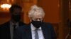 Perdana Menteri Inggris Boris Johnson meninggalkan kantornya di Downing Street Nomor 10 di London, 25 Januari 2022. (Foto: AFP)