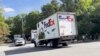 รถบรรทุก FedEx นำส่งหมีแพนด้าคู่ใหม่จากจีนมายังสวนสัตว์แห่งชาติสมิธโซเนียน ในกรุงวอชิงตัน เมื่อ 15 ต.ค. 2567