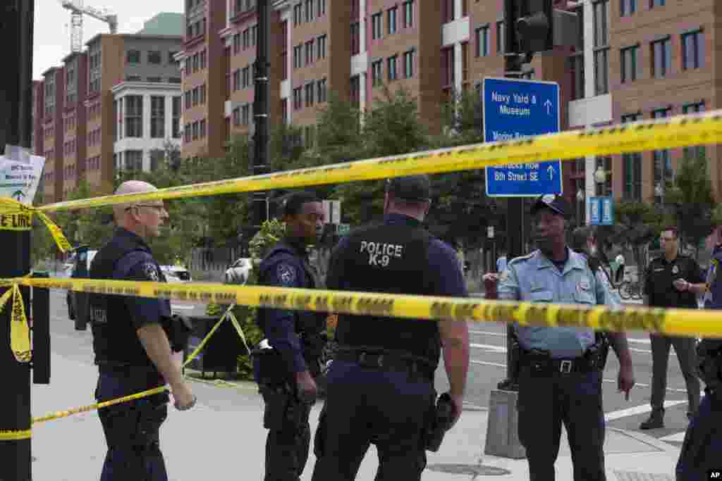 Polisi berjaga-jaga dekat markas Angkatan Laut Washington. (AP/Jacquelyn Martin)