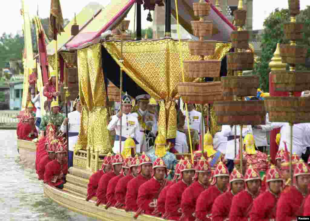ព្រះមហាក្សត្រថៃព្រះបាទ Bhumidol Adulyadej គង់នៅលើព្រះរាជជលទីនាំងនៅទន្លេចៅប្រះយ៉ា ក្នុងក្រុងបាងកក ប្រទេសថៃ កាលពីថ្ងៃទី០៤ ខែវិច្ឆិកា ឆ្នាំ១៩៩៩។ 
