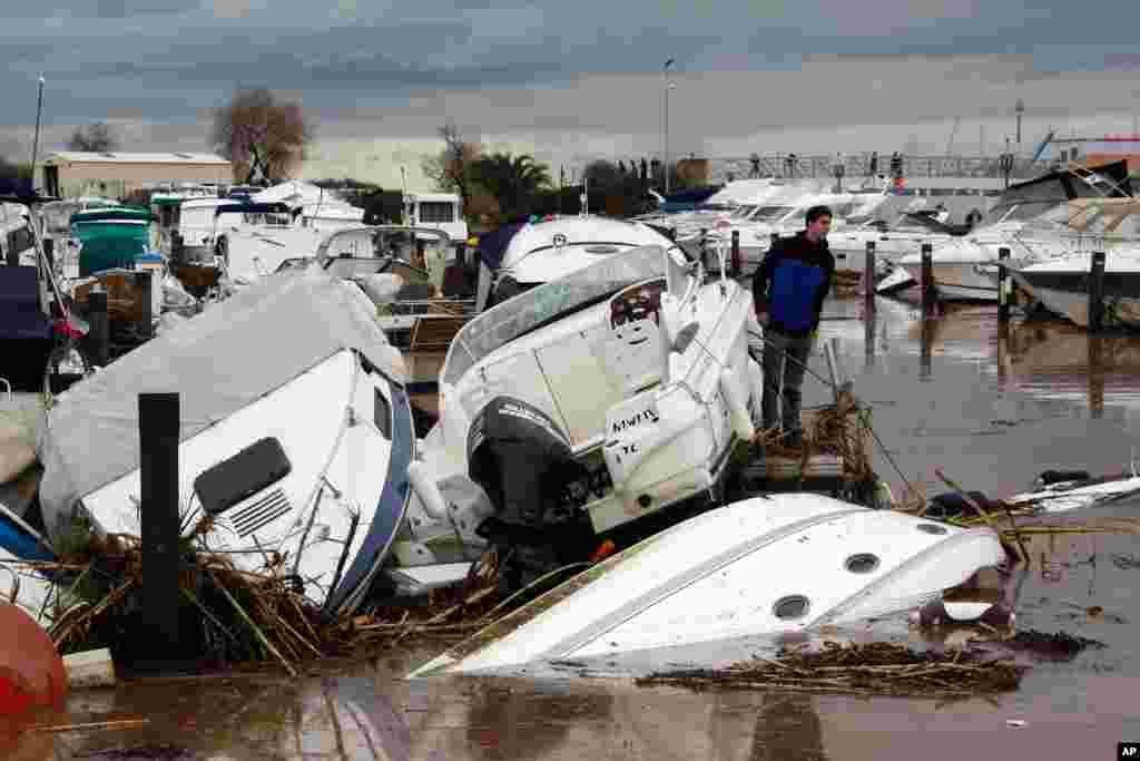 Banjir yang melanda pelabuhan La Londe Les Maures, dekat kota Toulon, Perancis selatan membuat beberapa kapal motor terjungkir. 