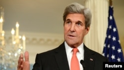 Menteri Luar Negeri John Kerry memberi keterangan kepada pers sebelum bertemu Menlu Perancis Jean-Marc Ayrault tentang krisis Suriah di Washington (7/10). (Reuters/Mike Theiler)